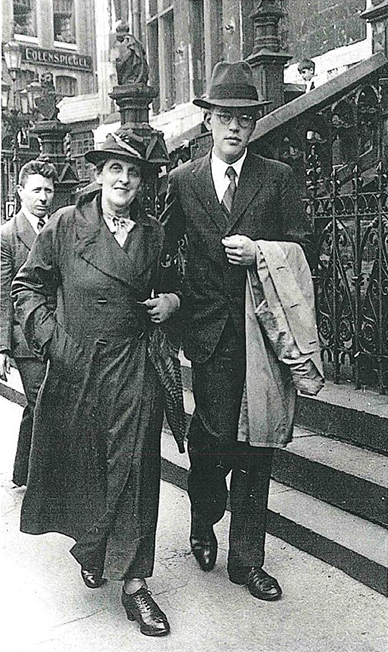 Mali und Ernst Blumenthal 1937 vor dem Rathaus